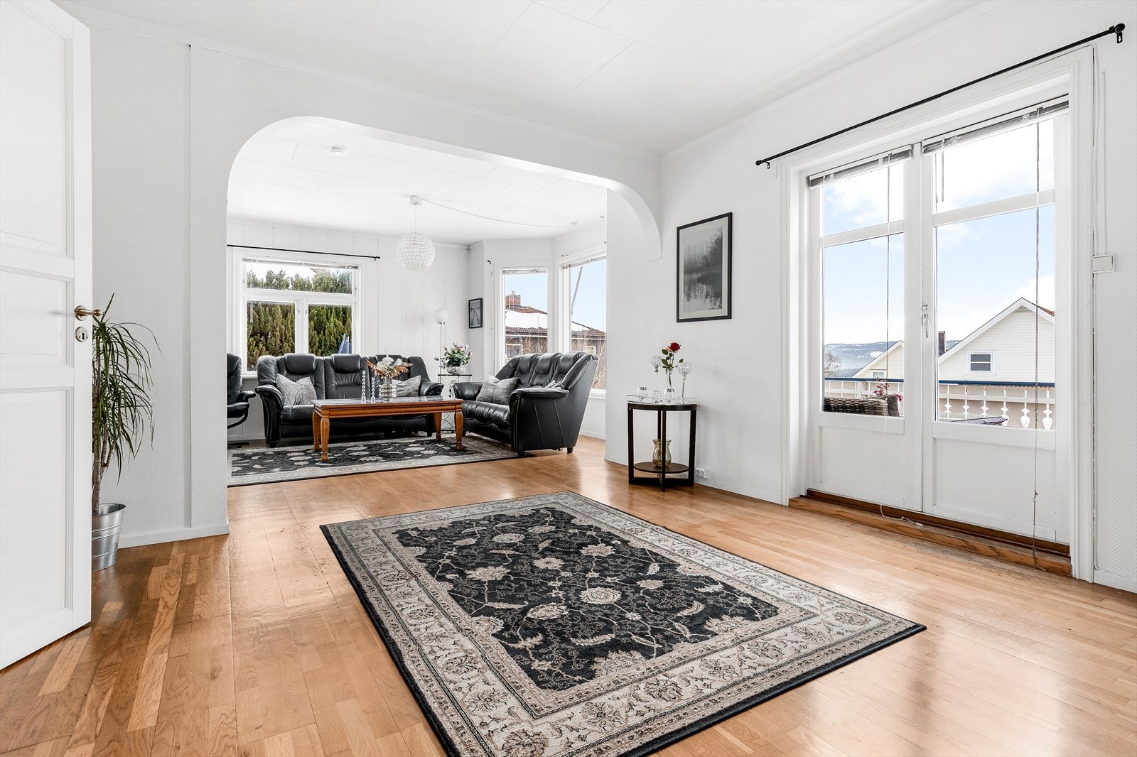 Utgang til solrik og usjenert terrasse - Her kan man enkelt flytte seg etter solen - Eller finne en sval plass i skyggen! Galleribilde