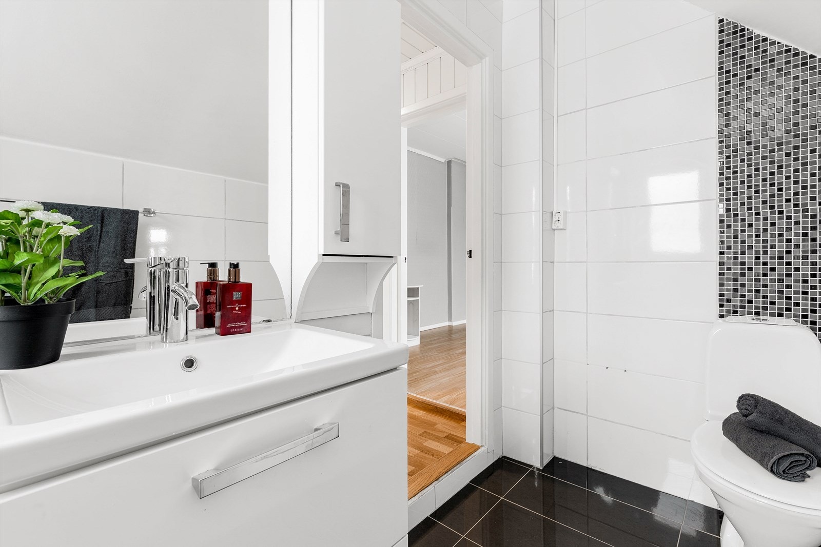 Innbydende helfliset bad - Rommet fremstår som en romslig velværeavdeling, for her bys det på baderomsseksjon, badekar og wc. Galleribilde