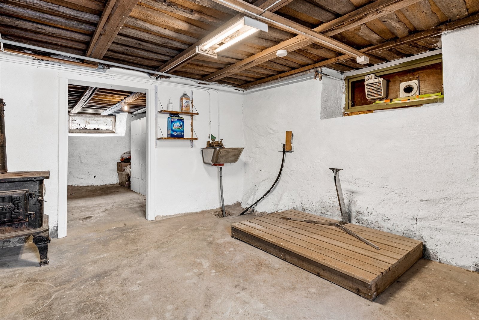 Råkjeller: Kjeller med vaskekjeller og opplegg til vaskemaskin. God plass til oppbevaring. Galleribilde