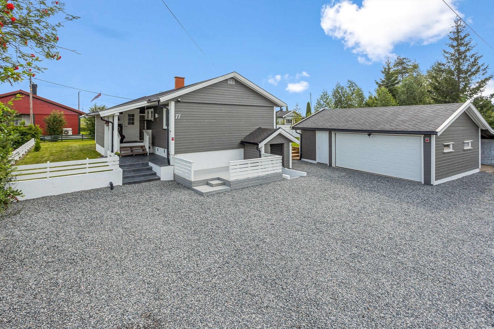 God plass for biler, både garasjen, carport og på gårdsplassen, Galleribilde