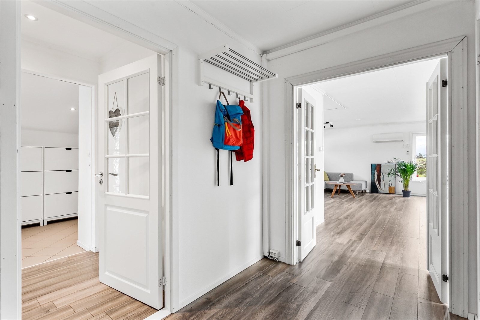 Lys og trivelig entré med plass for å henge fra seg yttertøy og sette fra seg sko. Galleribilde