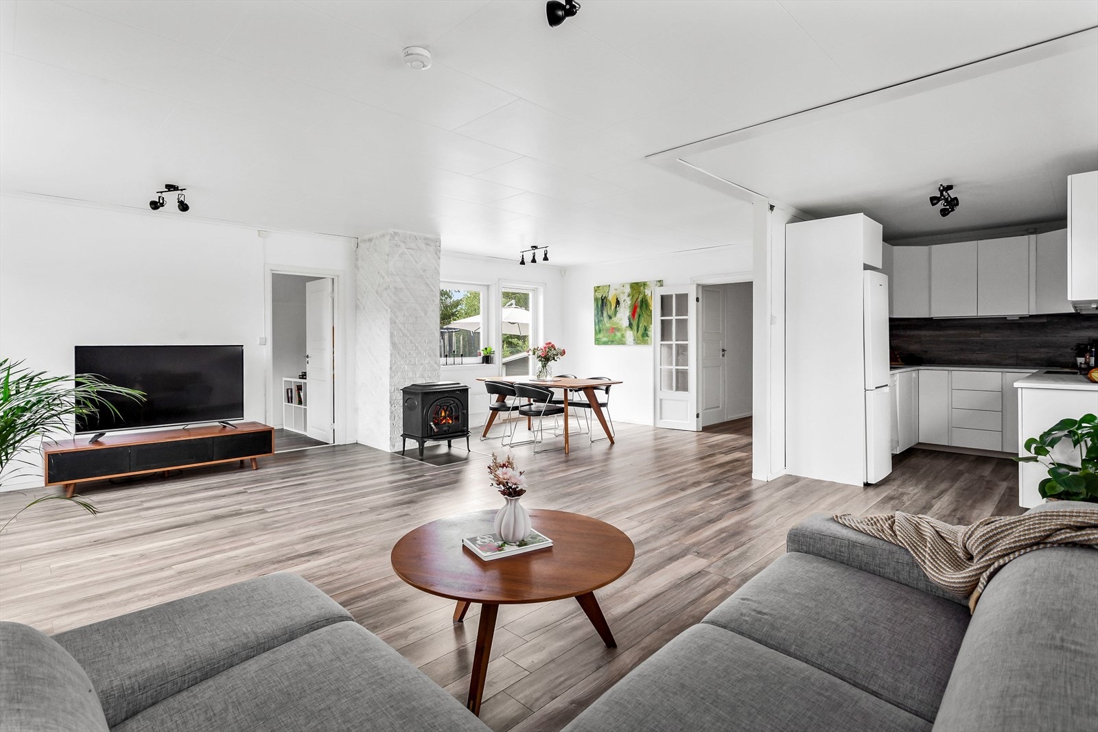 Delvis åpen løsning mellom kjøkken og stue. Galleribilde