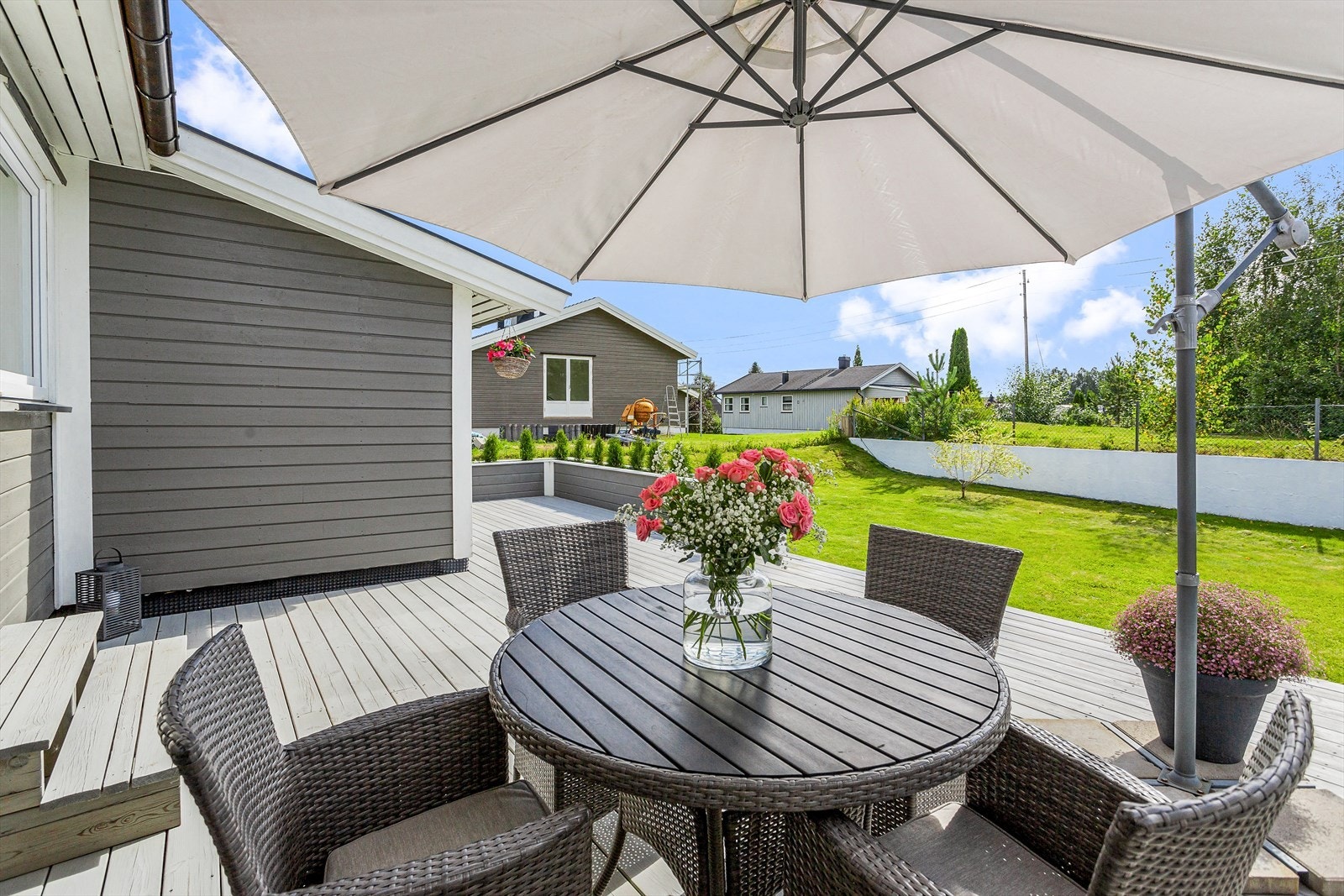 En innholdsrik enebolig med stor, herlig uteplass. Galleribilde