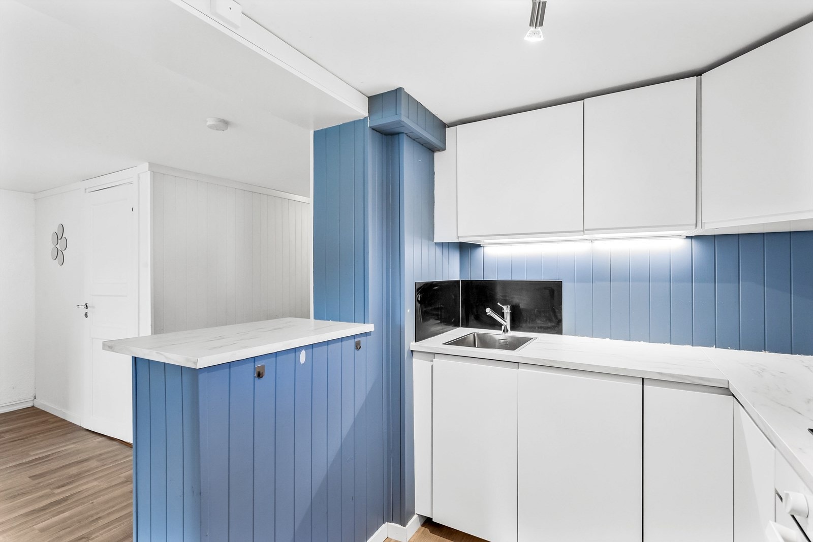 Etasjen brukes i dag med entré, kjellerstue, kjøkken, 2 soverom, bad, kontor og hobbyrom. Galleribilde