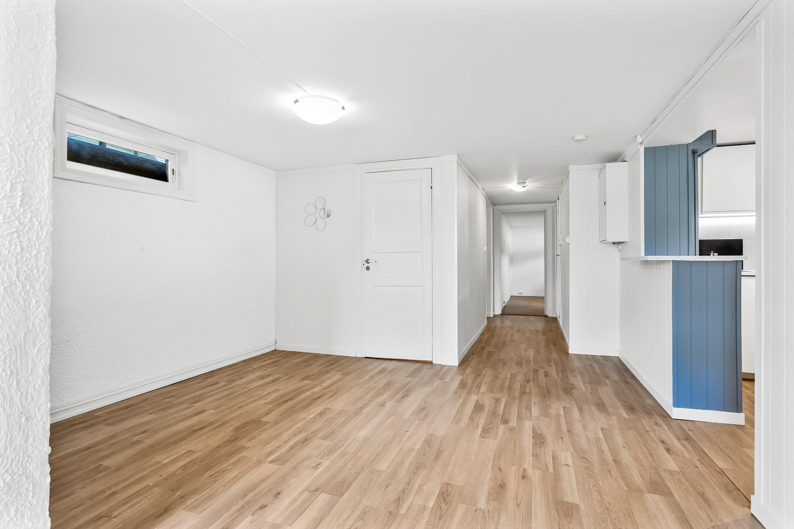 I følge byggetegningene er kjeller godkjent med hobbyrom, vaskerom, 2 disp. rom og boder.
Planløsningen er endret, men ikke søkt godkjent. Galleribilde