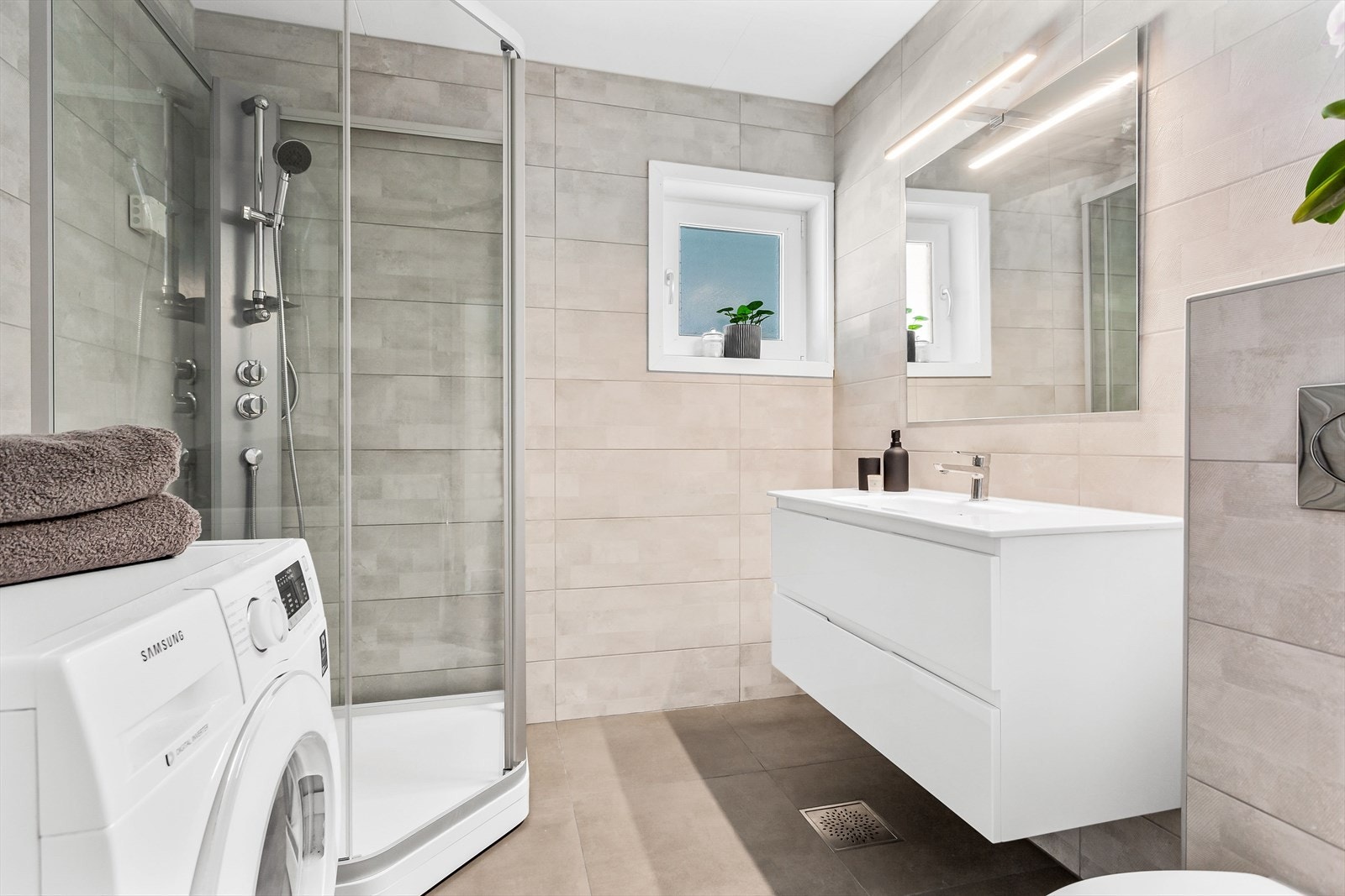 Våtrommet er overflateoppusset med flis på flis i 2023. Galleribilde