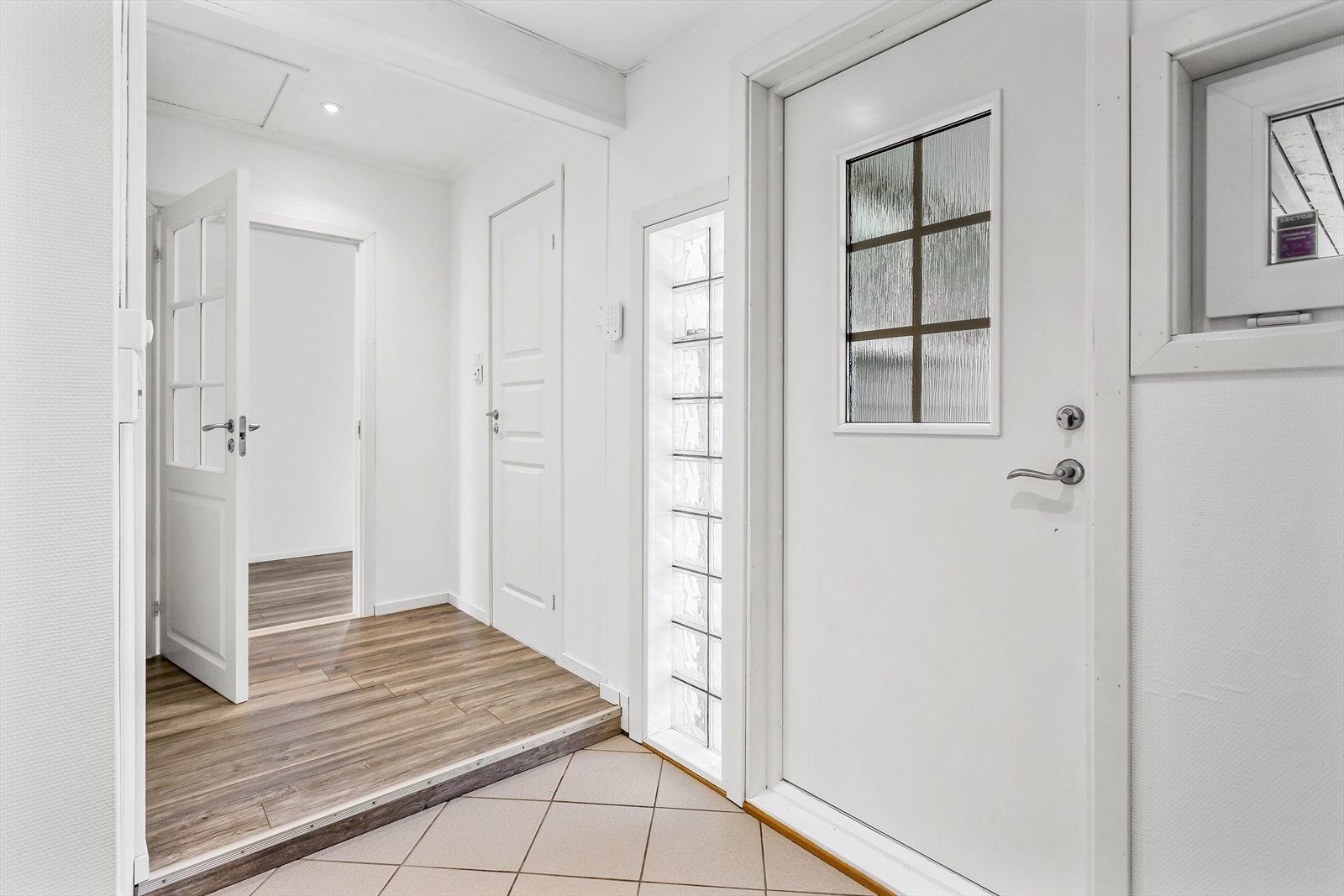 Boligen blir oppvarmet av gulvvarme på bad, entré og toalettrom i 1 etasje. Galleribilde