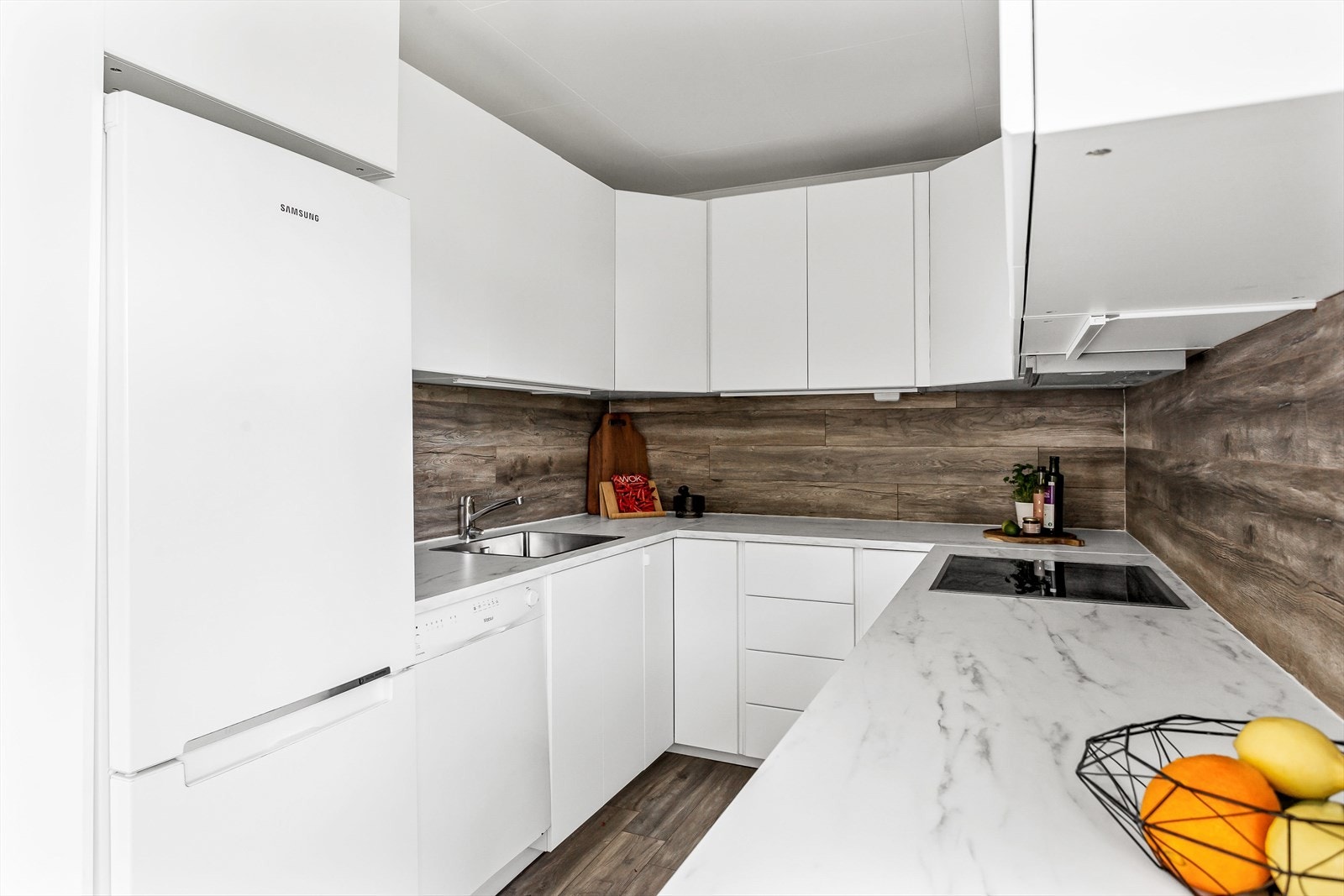 Pent kjøkken fra 2022 som er godt utnyttet med god benk- og skapplass. Galleribilde