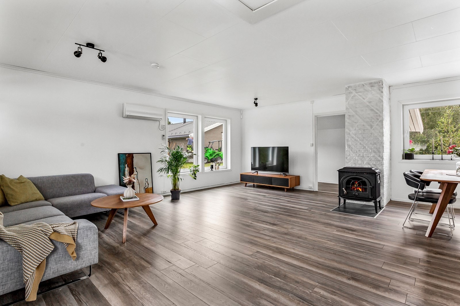 Stor, flott stue med god plass for sofa, tv-møbler og spisegruppe, Galleribilde