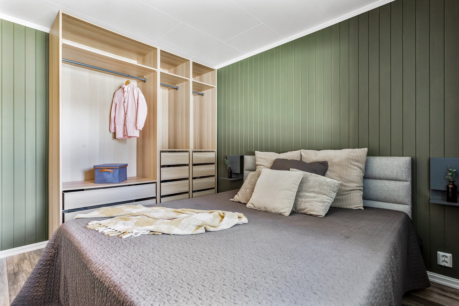 God plass for klær i garderobeløsning med skuffer, hyller og stang. Galleribilde