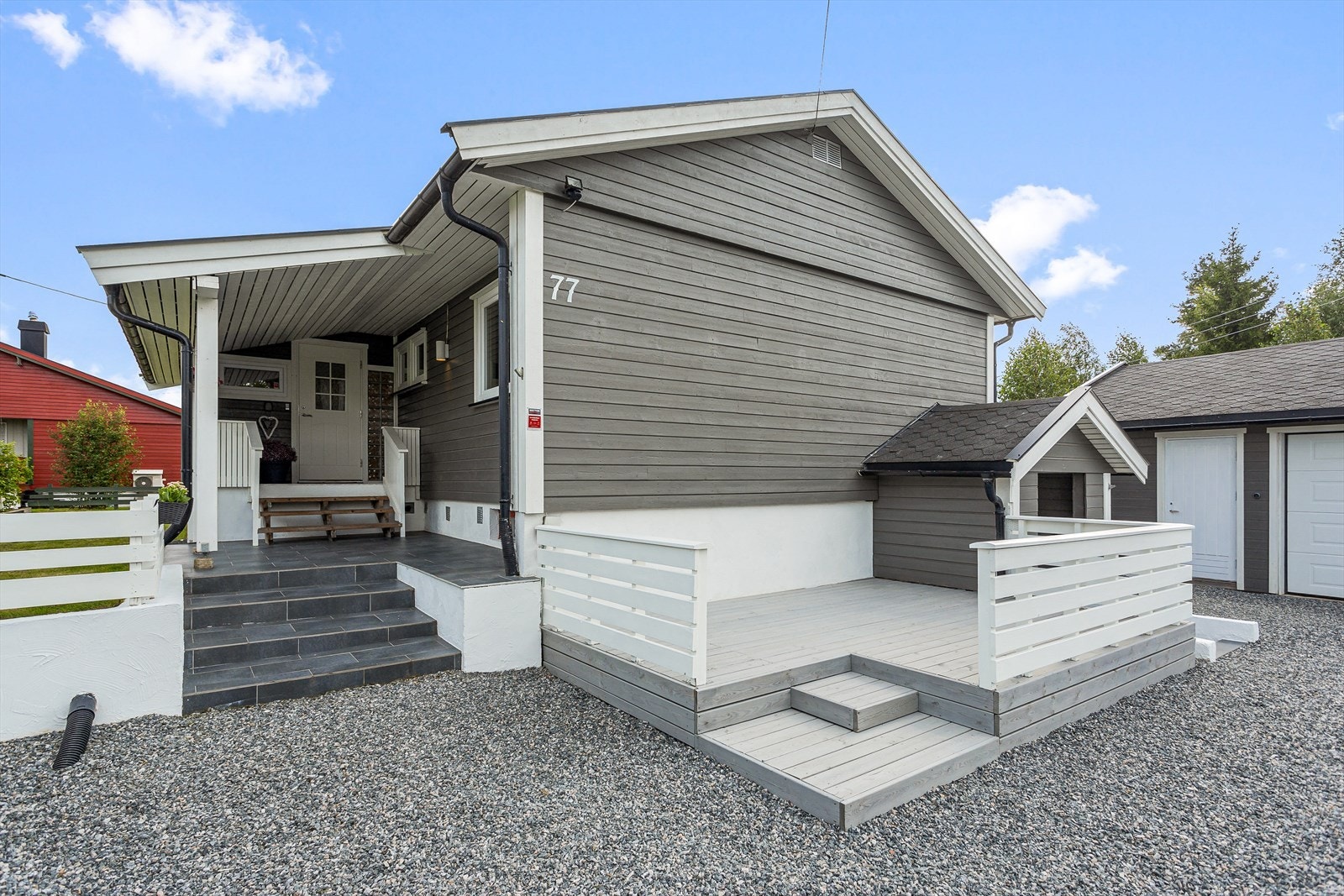 Gruset gårdsplass. Galleribilde