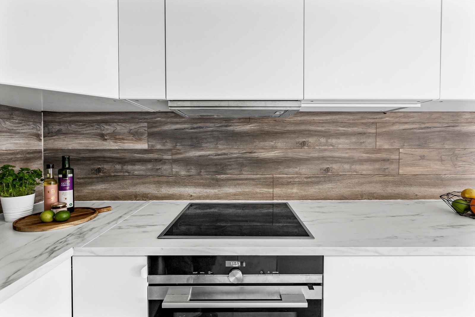 Integrerte hvitevarer som platetopp og stekeovn medfølger. Galleribilde