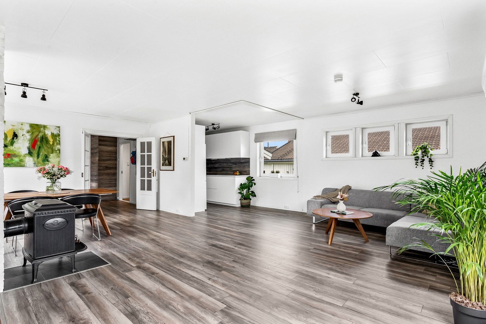 Det er satt inn en vedovn som varmer godt på kalde dager. Galleribilde