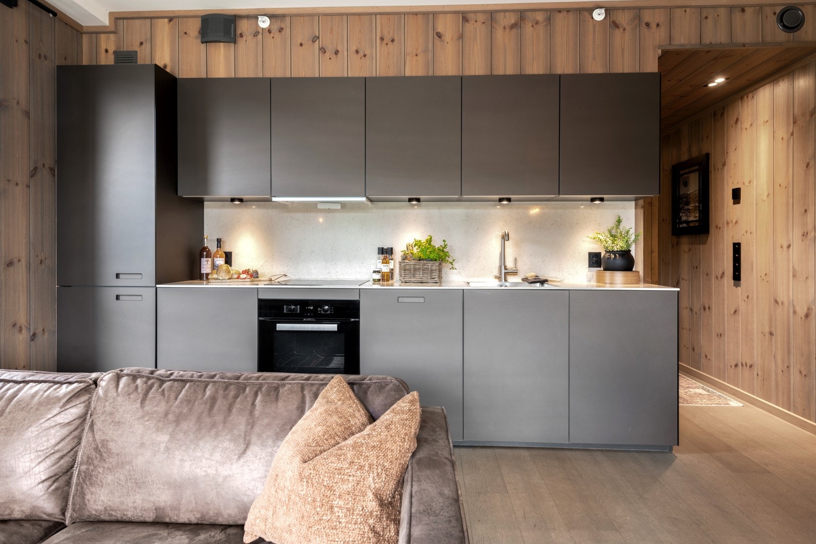 Pen kjøkkeninnredning med integrerte hvitevarer Galleribilde