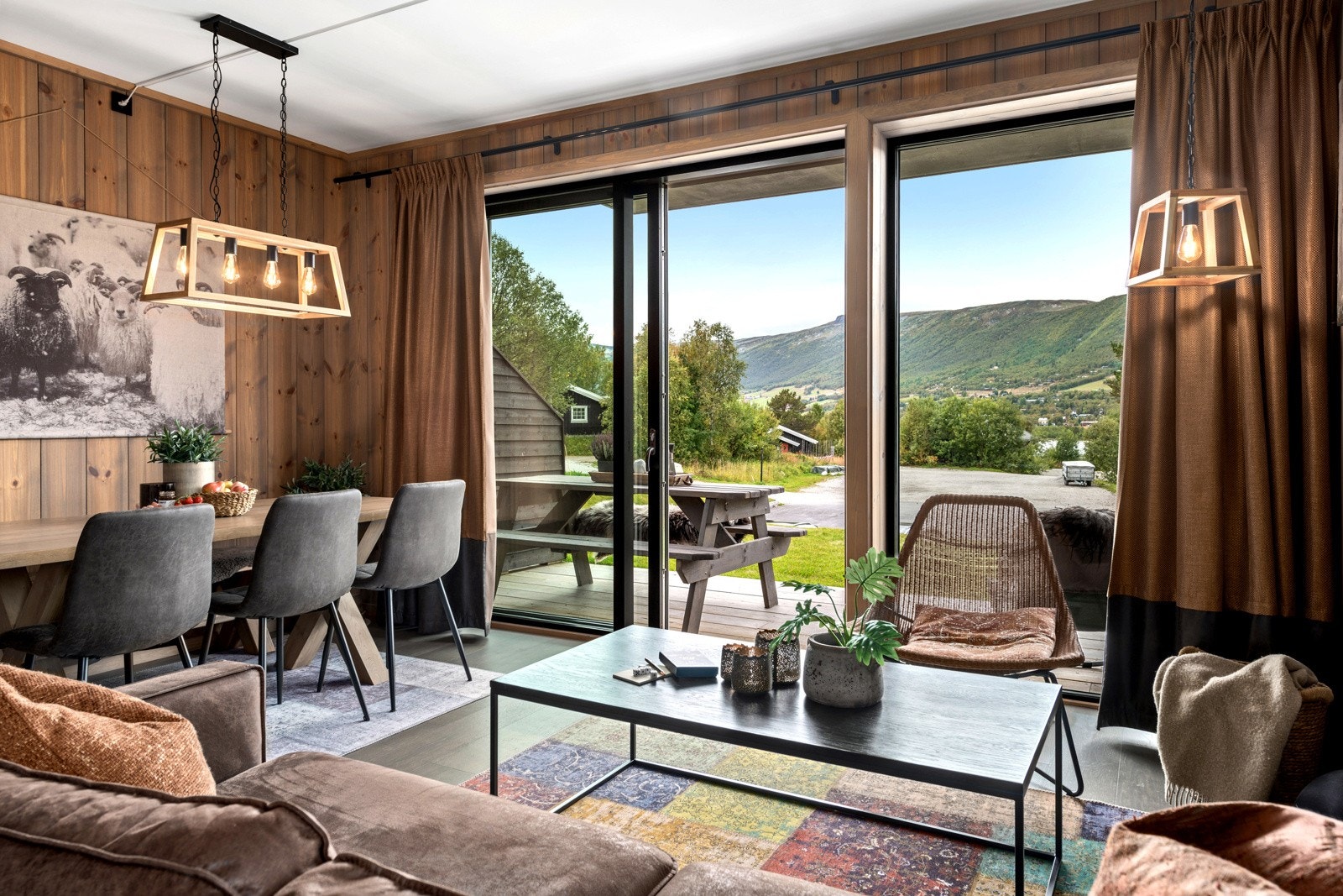 Innbydende stue med store vindusflater Galleribilde