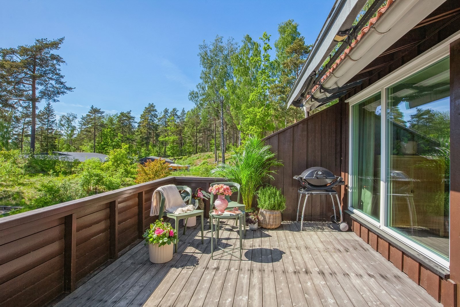 Velkommen til et attraktivt rekkehus i Folke Bernadottes vei 17 E - en sjelden anledning rett i skogkanten! Galleribilde