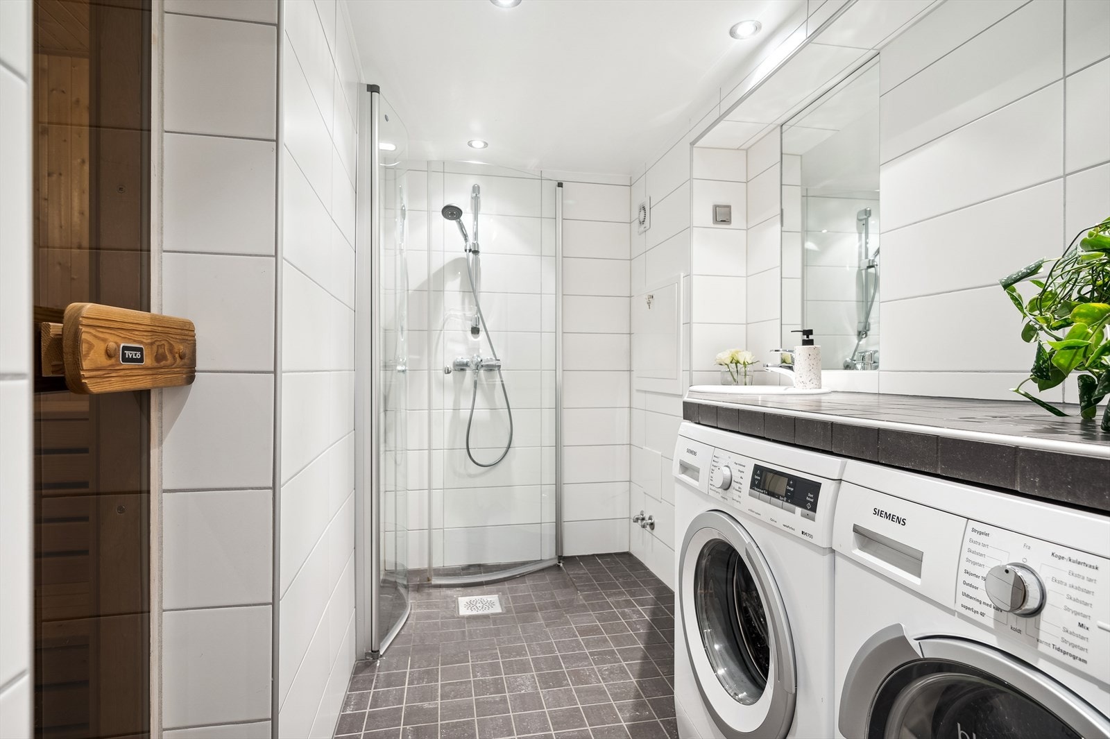 Kombinert bad og vaskerom i underetasje. Badet er ifølge tidligere Finn-annonse pusset opp i 2011, i regi av tidligere eier. Varmekabler i gulv. Galleribilde