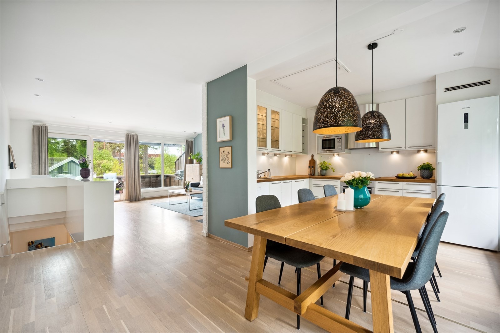 Delvis åpen løsning mellom stue, spiseplass og kjøkken skaper et stort, sosialt allrom. Luke opp til lagringsloft. Galleribilde