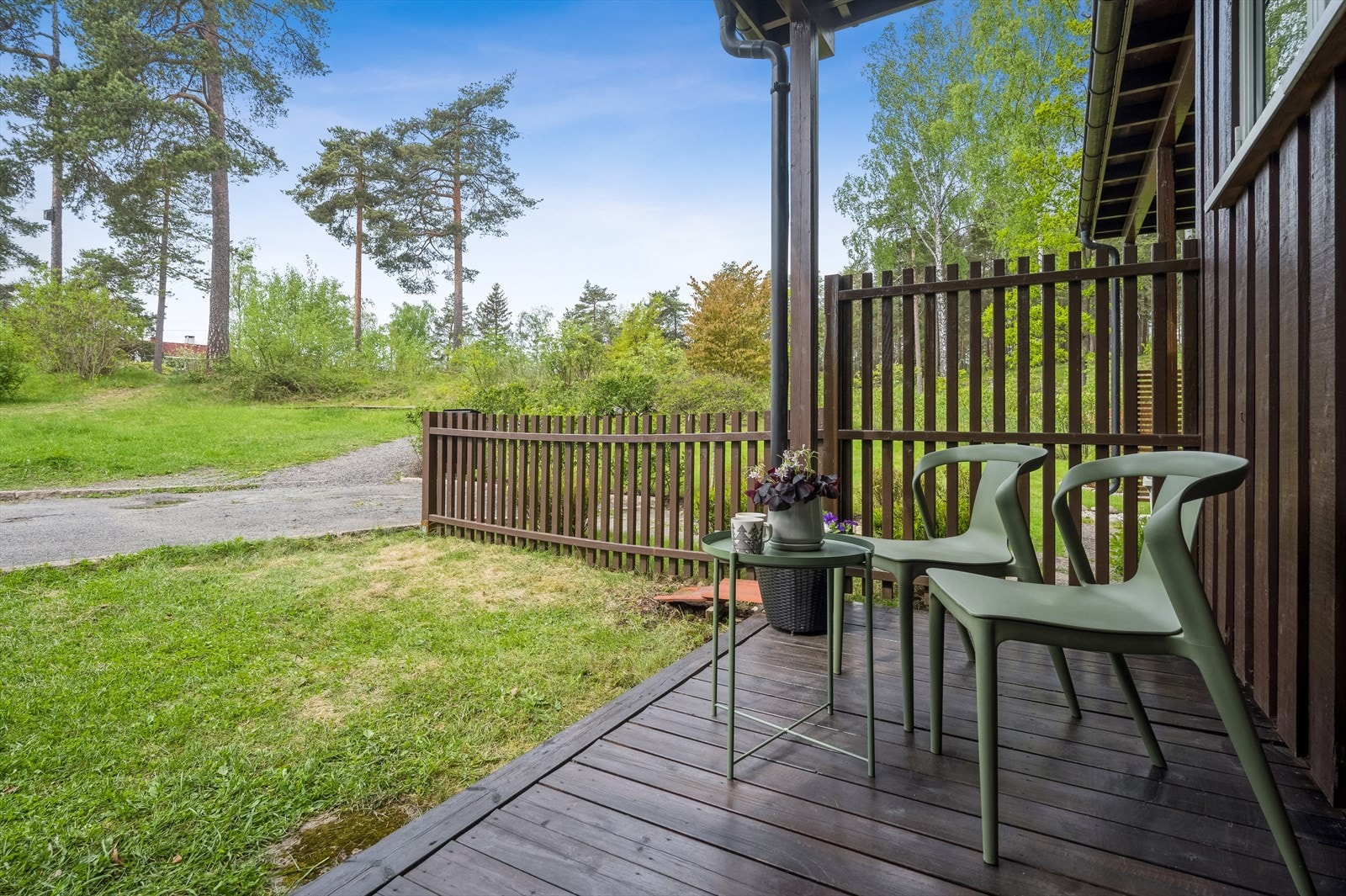 Terrasseplatting på fremsiden av huset. Galleribilde