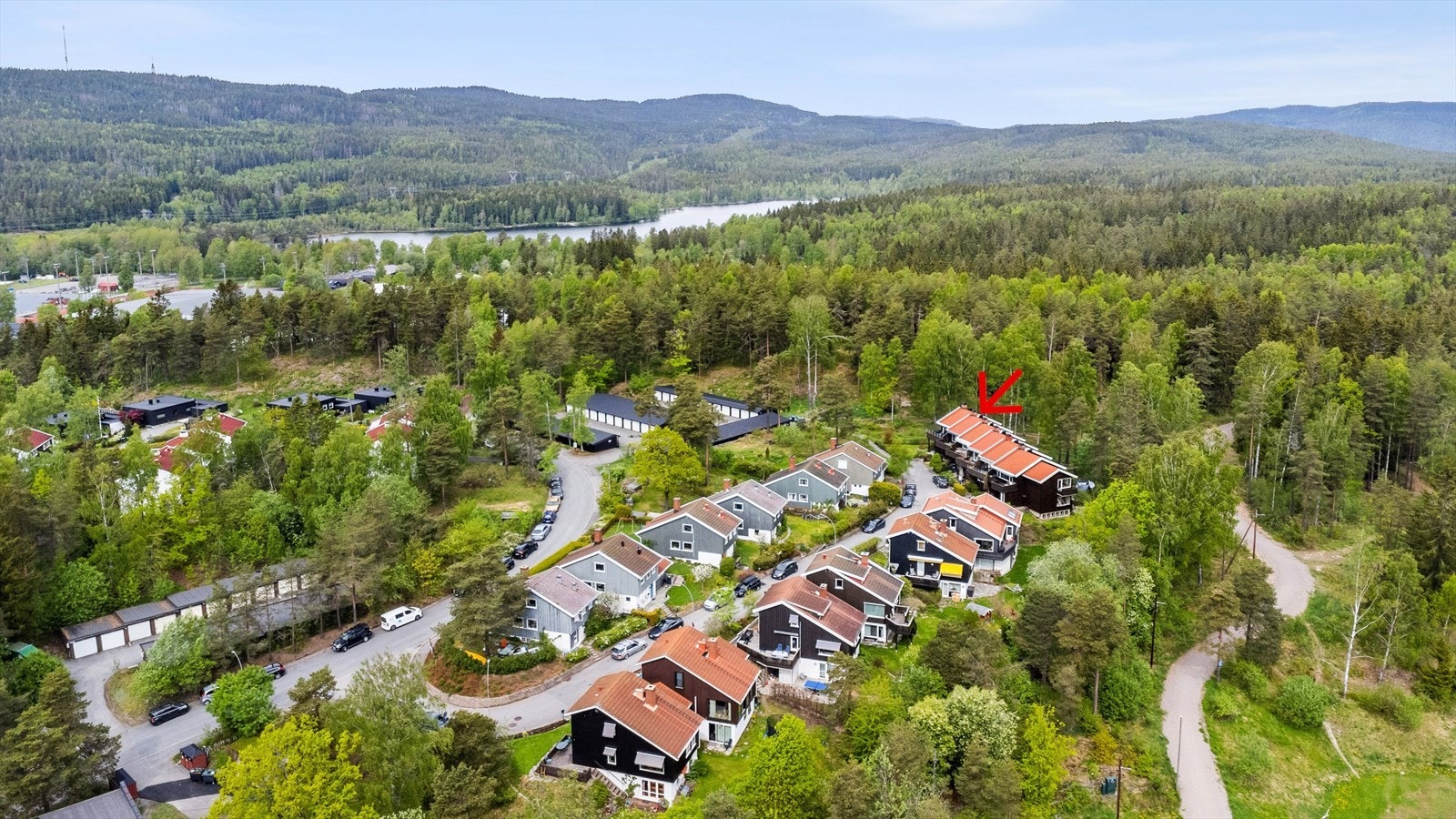 Boligen har en god intern beliggenhet, nest innerst i blindvei med lysløype rett utenfor døren. Galleribilde