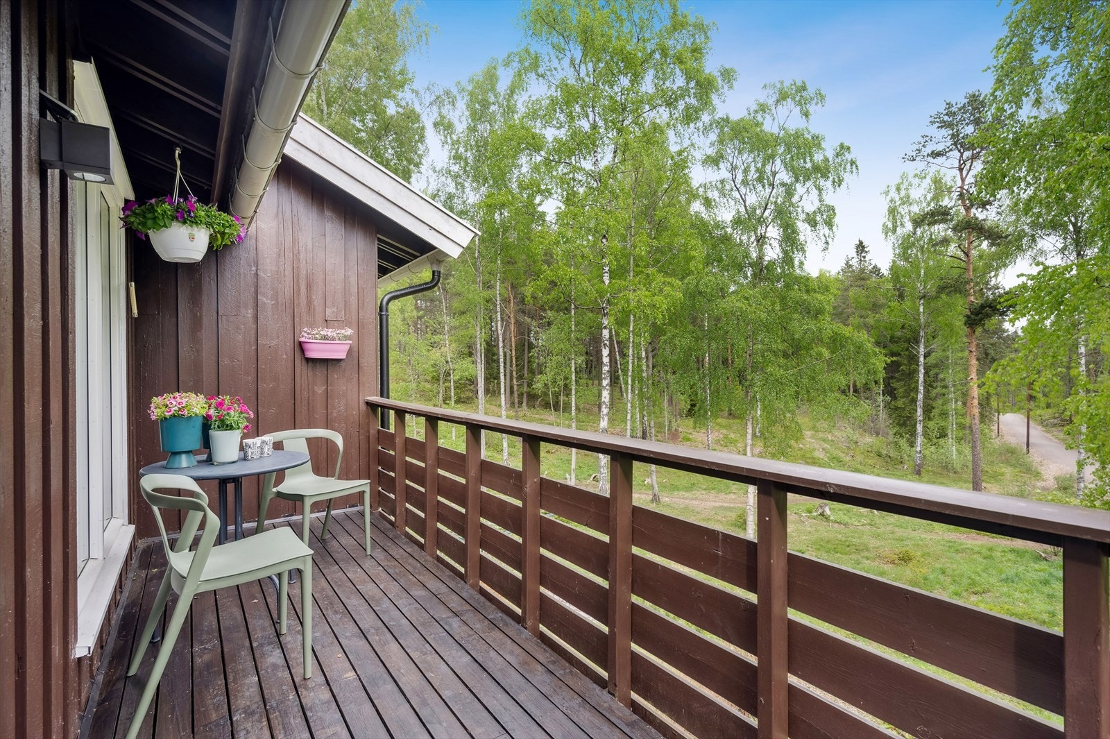 Terrasse på ca. 8 m2. Terrassen er ikke byggemeldt. Fra terrassen har man utsyn mot skogen og lysløypen som går i bakkant. Galleribilde