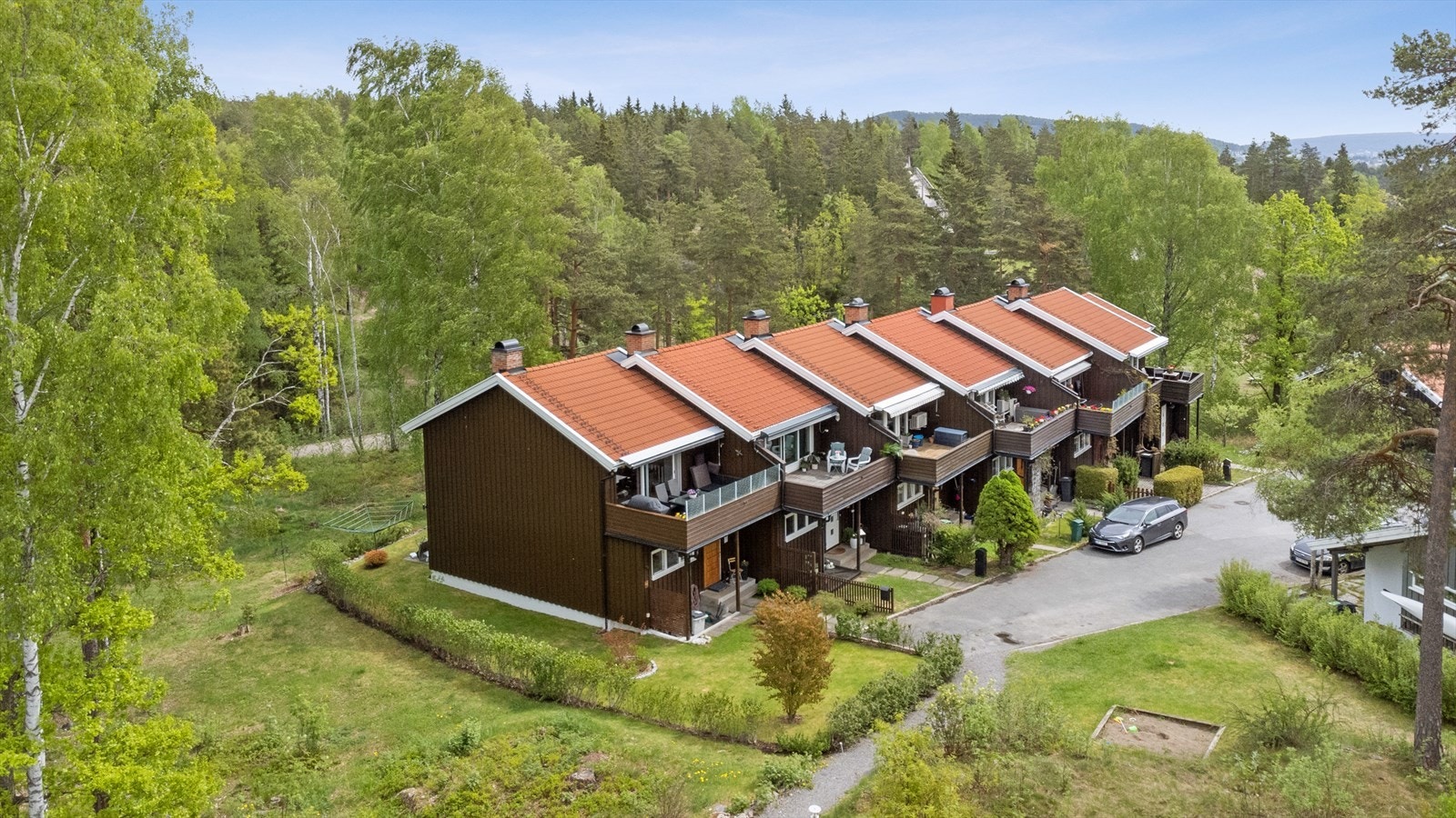 Taktekking gjort i 2014, og fasader malt i 2018/2019. Galleribilde