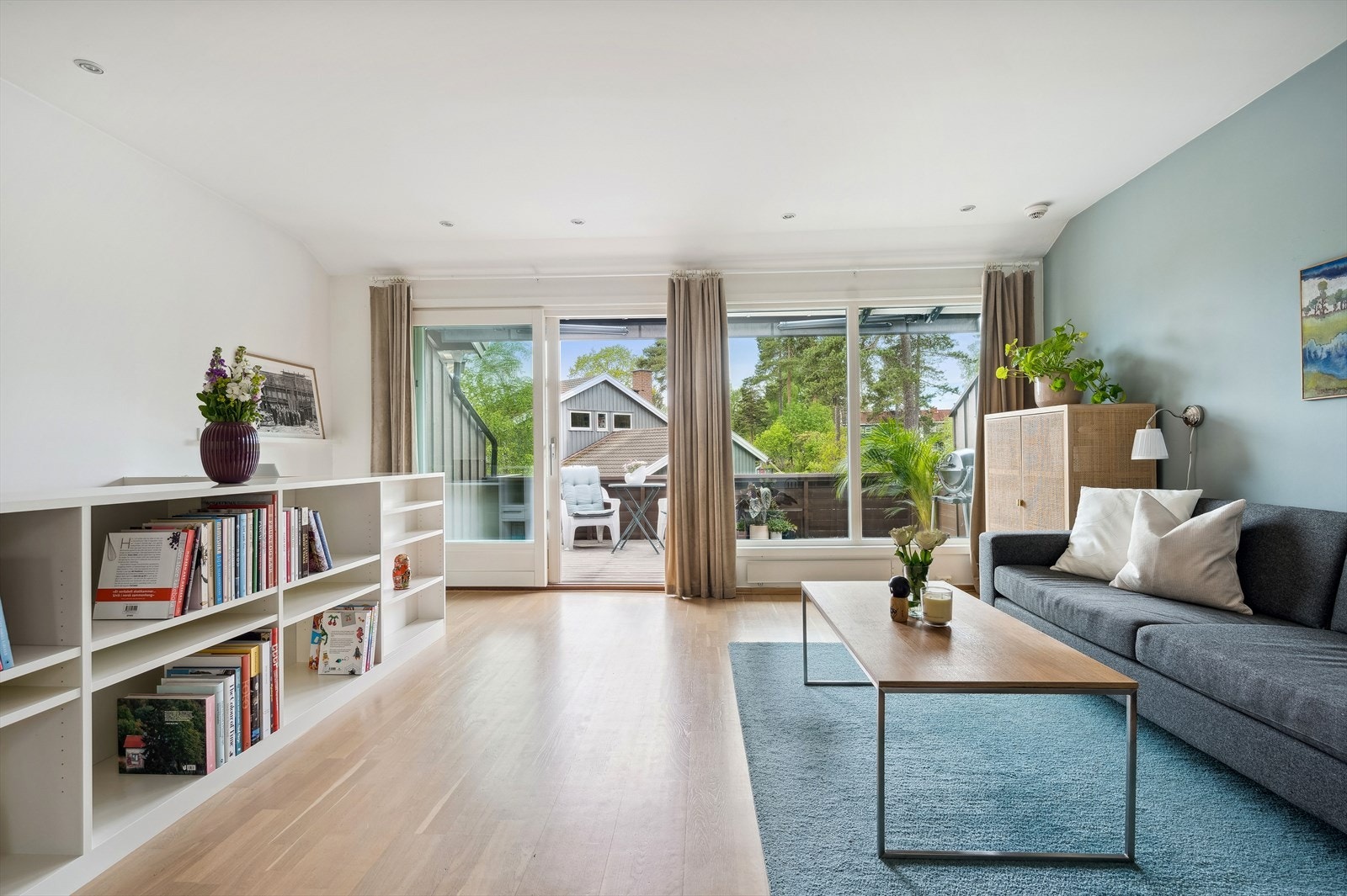 Store vindusflater gir rikelig med naturlig lysinnslipp. Galleribilde