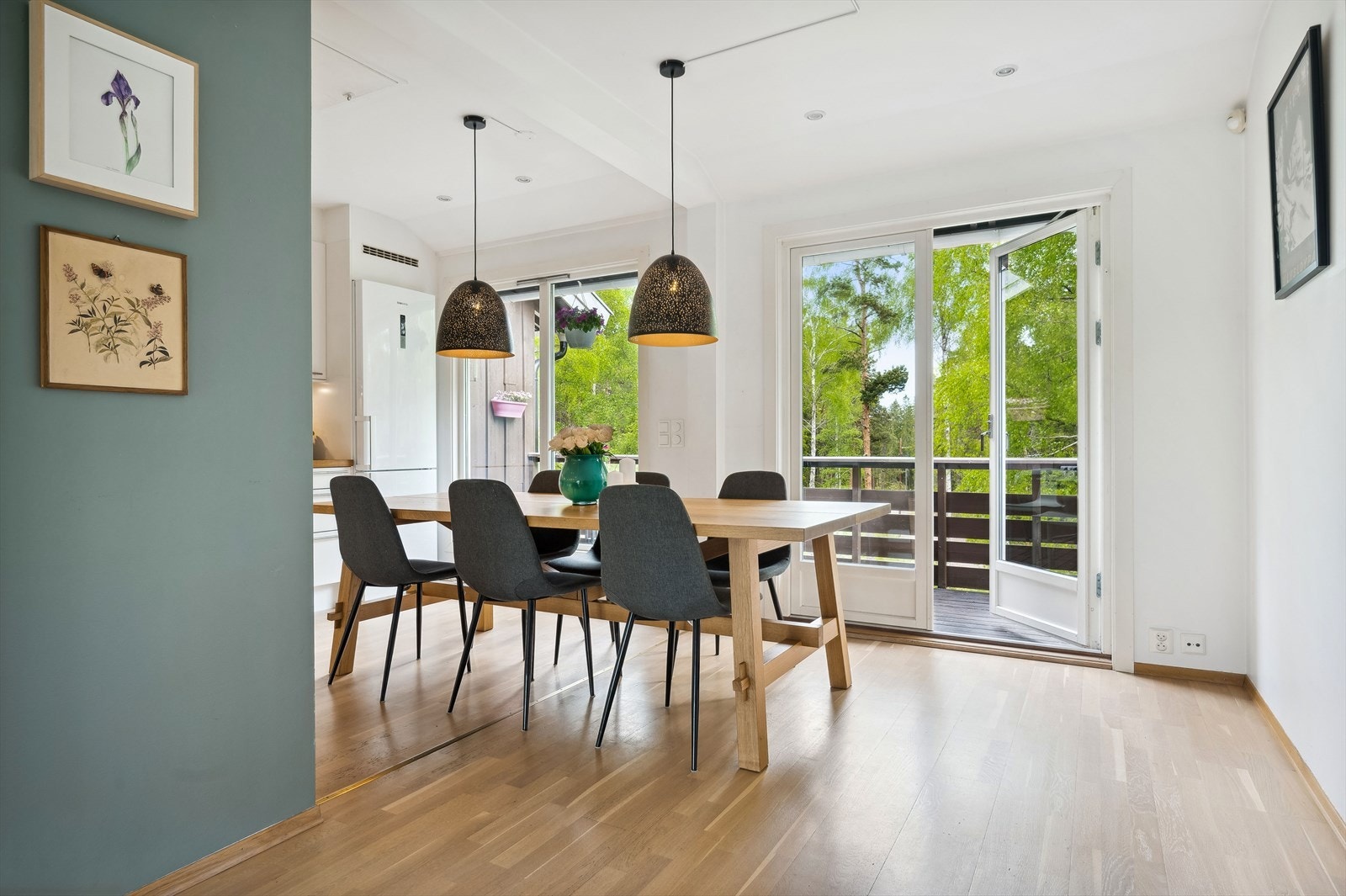 Utgang til en nordøstvendt terrasse fra kjøkkenet. Galleribilde