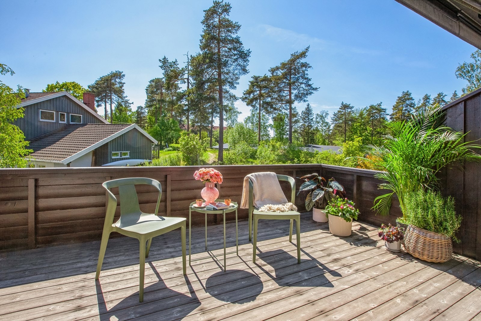 Solrik og herlig terrasse på ca. 16 m2 som vender mot sydvest. Her kan varme sommerdager nytes i stille og rolige omgivelser. Galleribilde