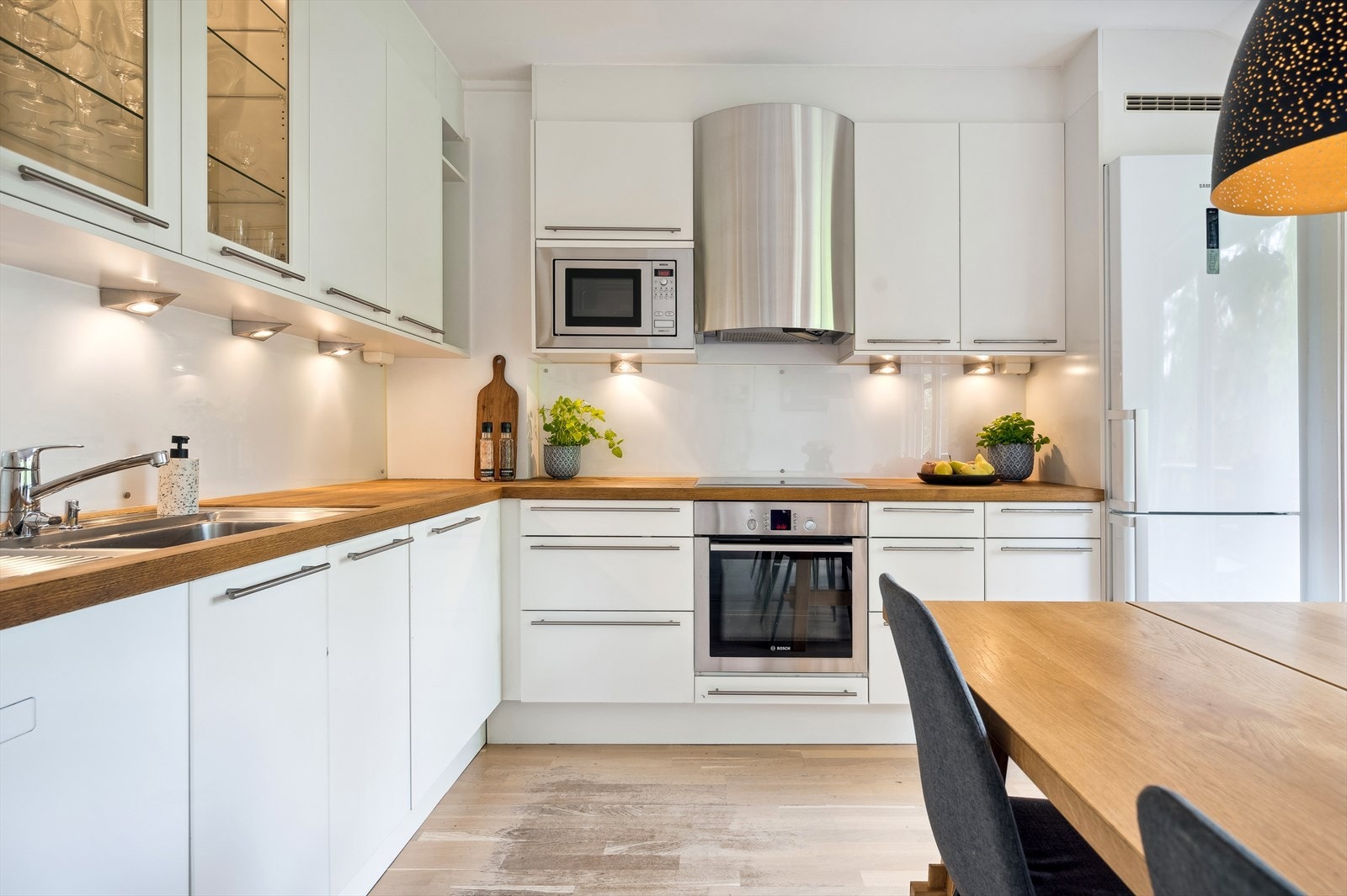 Romslig kjøkken hvor det er godt med både skap- og benkeplass. Galleribilde