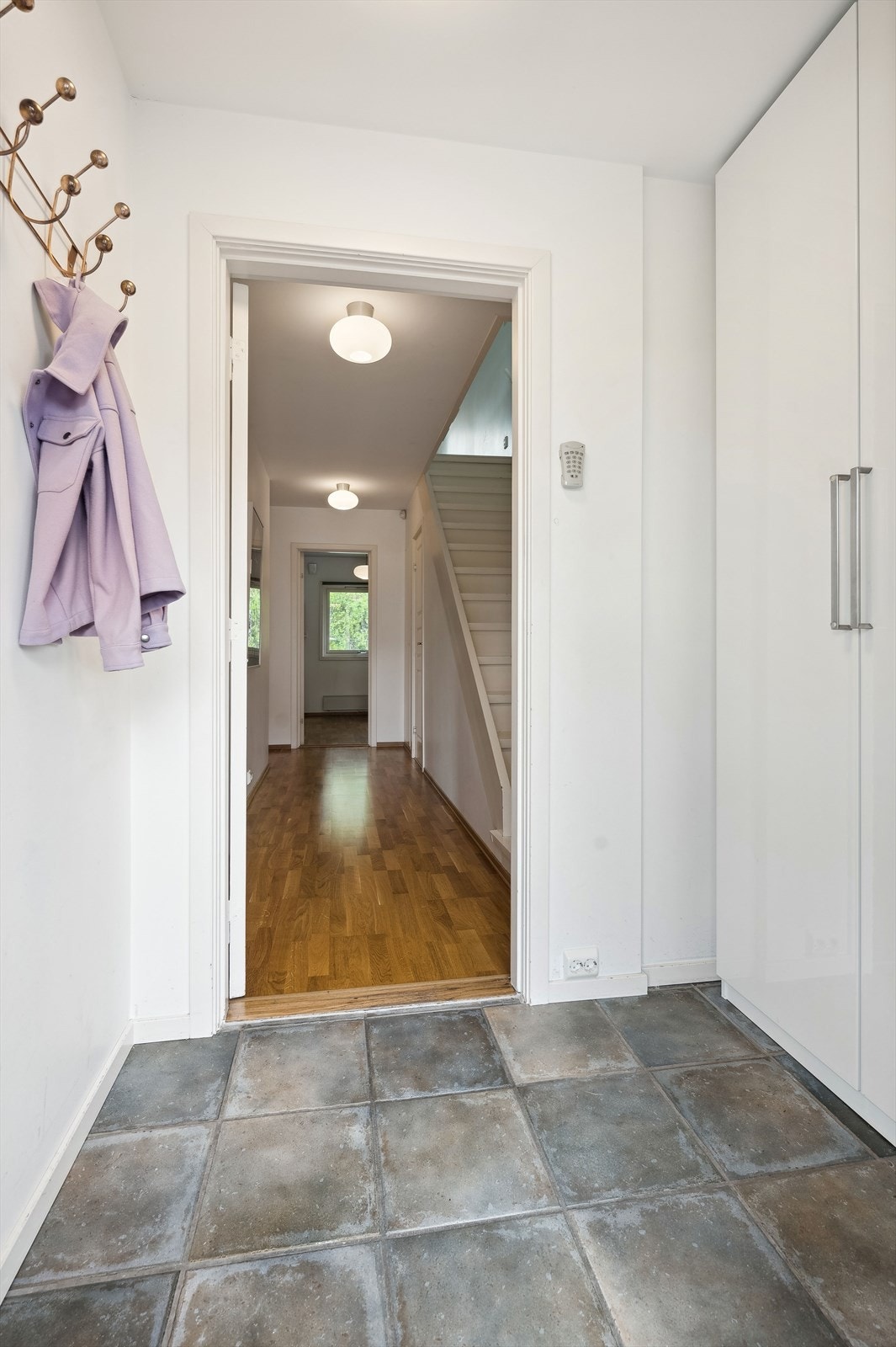 Entré innredet med garderobeskap. Det er varmekabler i gulv. Galleribilde