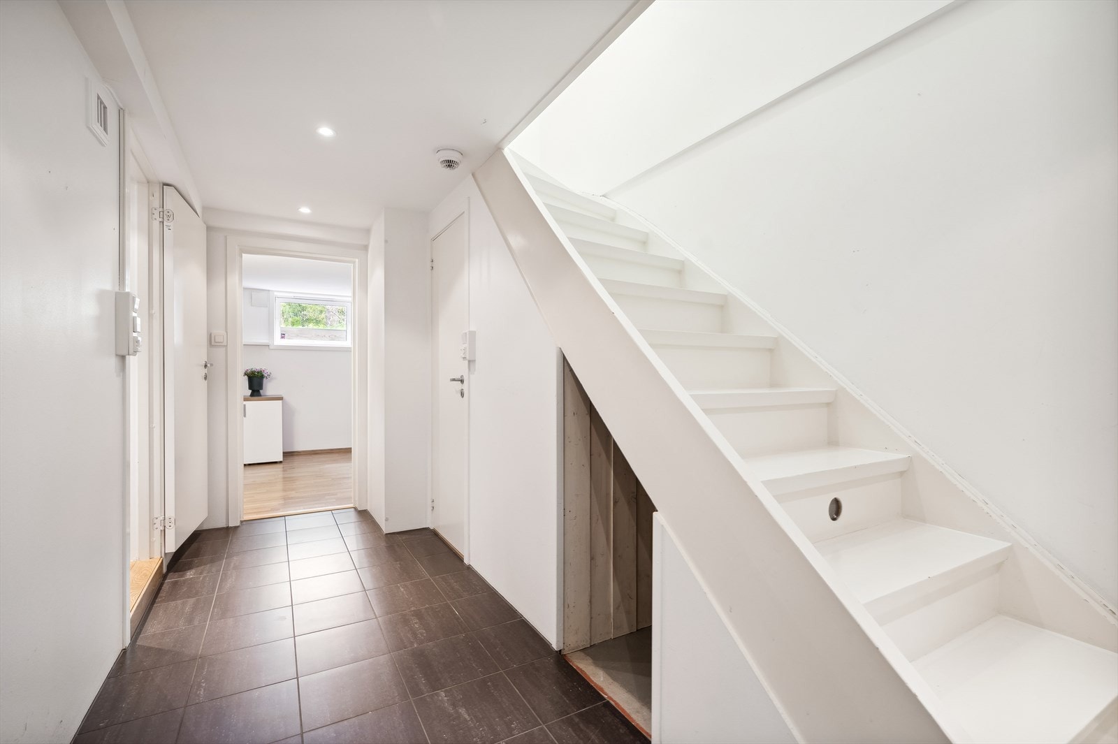 Trappoppgang fra kjeller til 1. etasje. Galleribilde