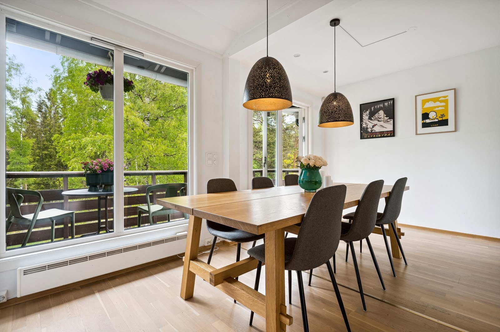 God plass til et større spisebord. Galleribilde