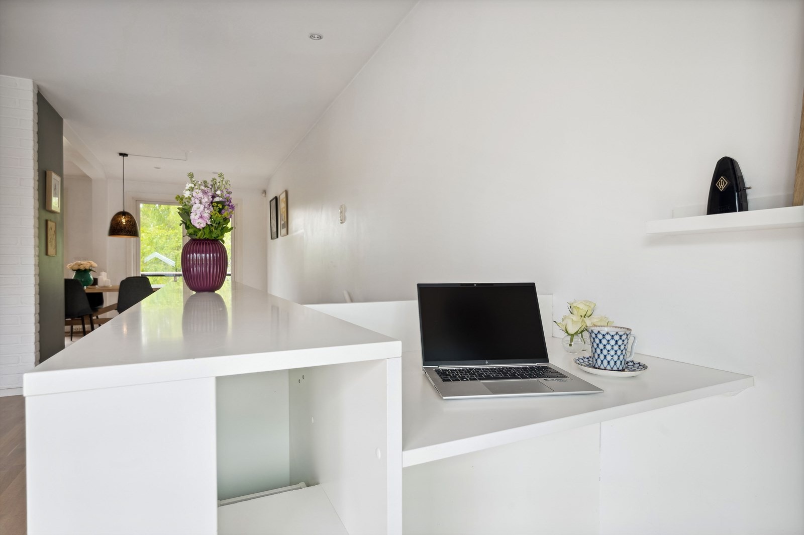 Praktisk kontorløsning i hjørnet av stuen. Galleribilde