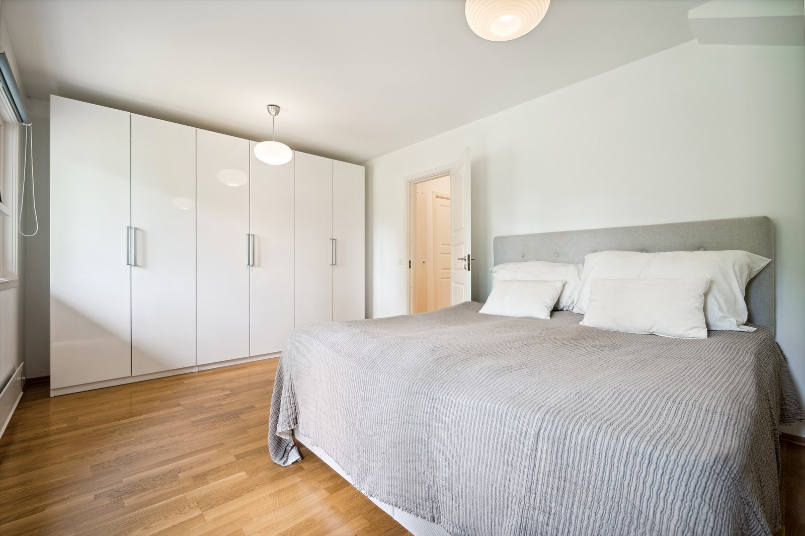 Godt med oppbevaringsplass i stort garderobeskap. Galleribilde