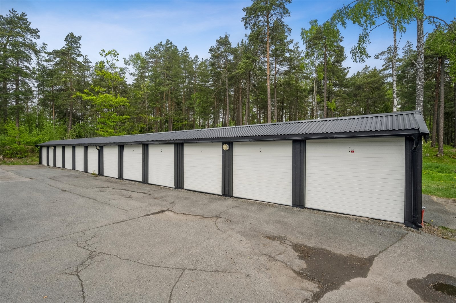 Til boligen tilhører en andel for garasje 48 (som ligger nær stien til boligen) i Metyrgarasjene SA. Mulighet for å installere ladepunkt for elbil. Elektrisk port med fjernkontroll. Galleribilde