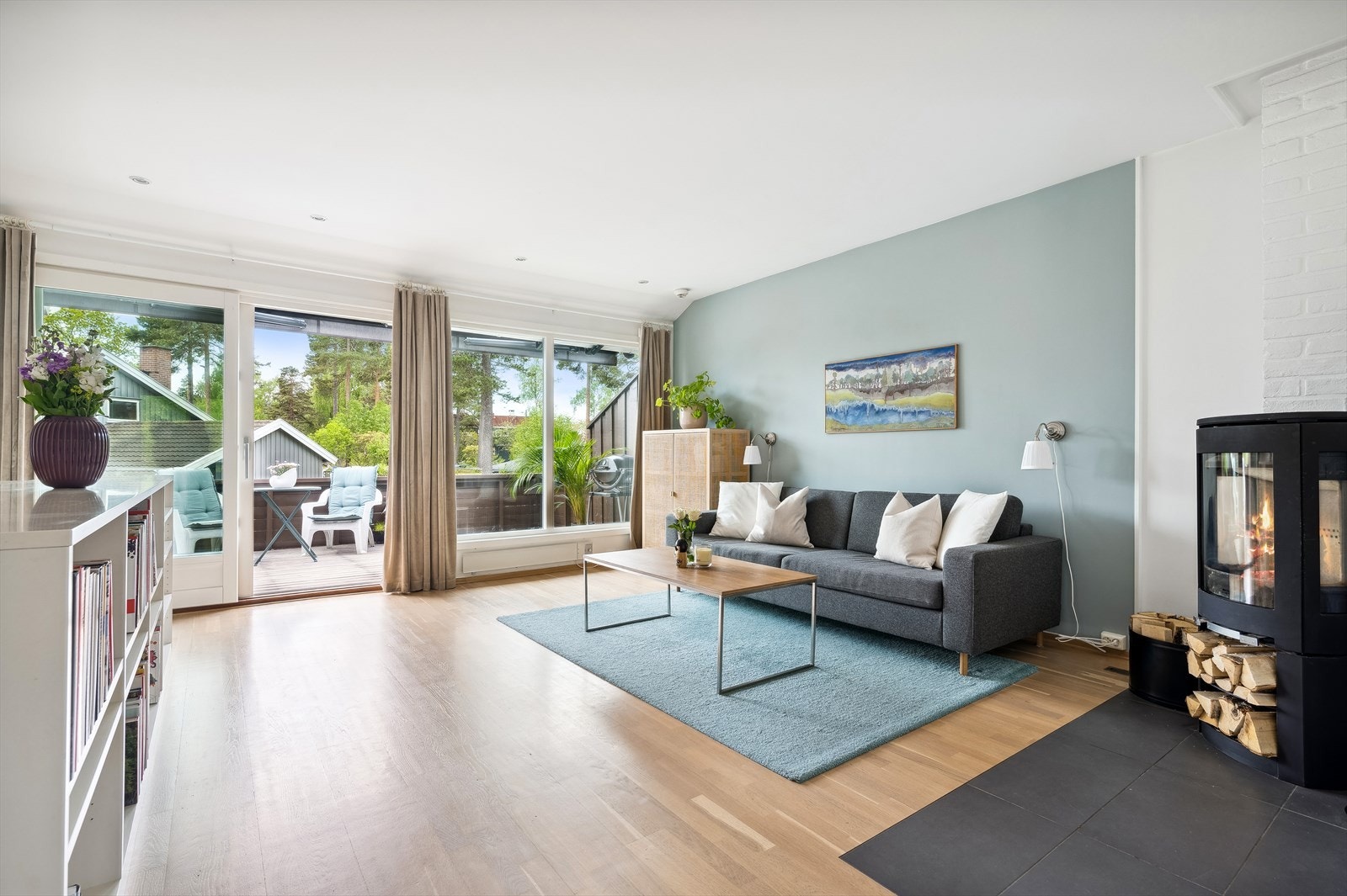 2. etasje. Stuen oppleves lys og innbydende, med utgang til stor terrasse. Galleribilde