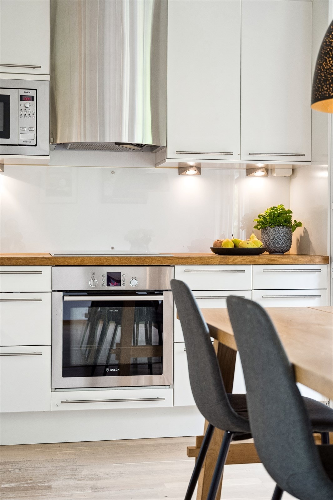 NOREMA kjøkkeninnredning og heltre benkeplate. Galleribilde