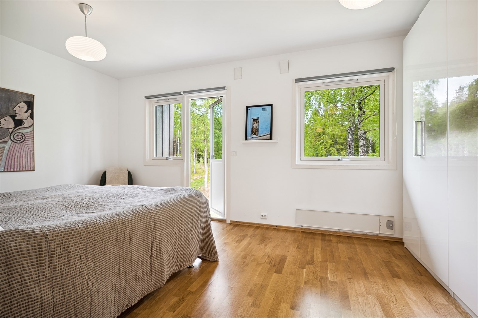 Boligens hovedsoverom er av meget god størrelse da det opprinnelig er to soverom slått sammen til ett. Ved behov kan opprinnelig løsning enkelt tilbakestilles. Døråpningen er intakt i veggen. Galleribilde