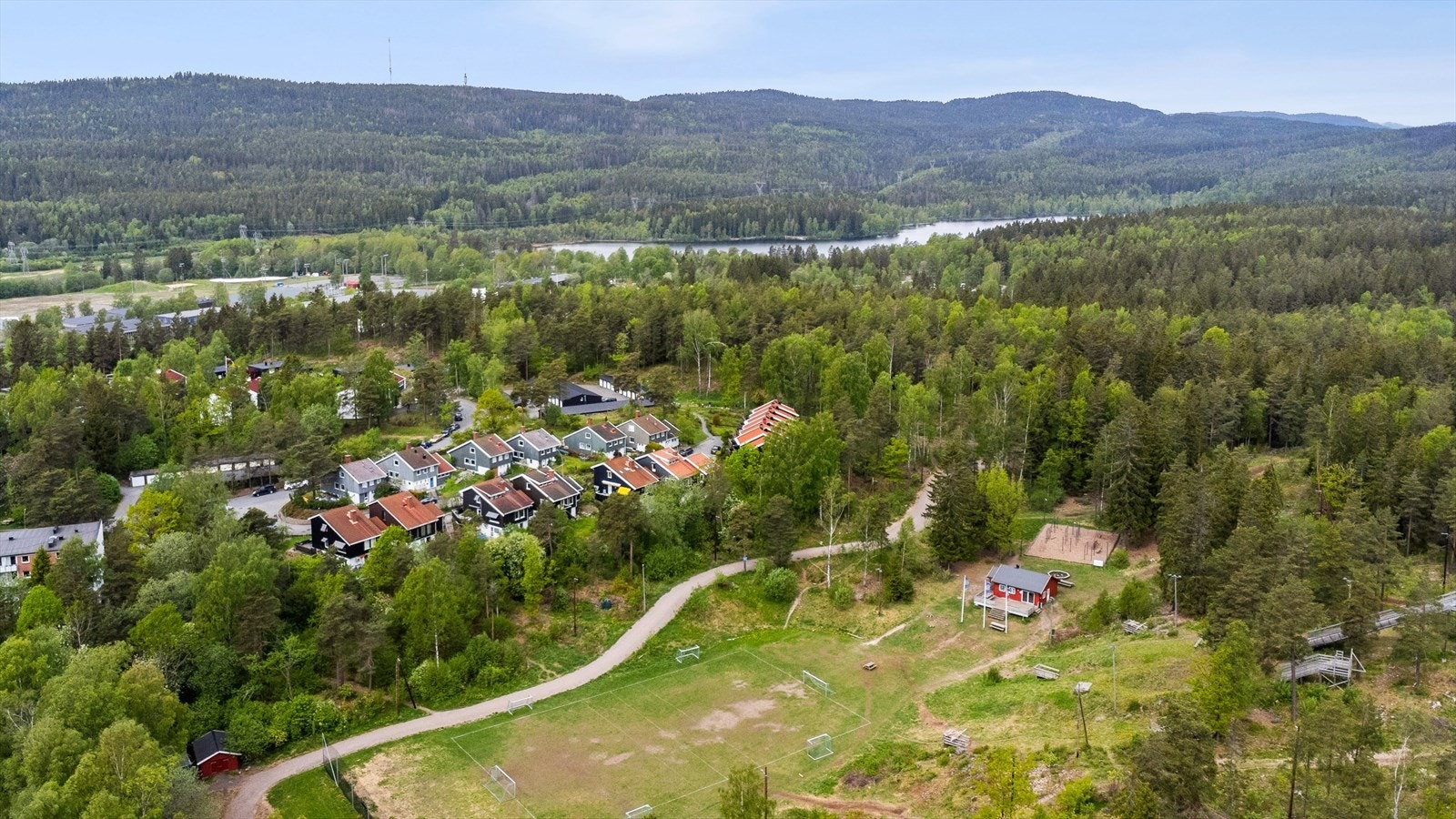 Sognsvann i umiddelbar nærhet - et perfekt utfartssted for tur, sommer som vinter. På Sognsvann er det bademuligheter, grilling, strandvolleyball m.m. Galleribilde