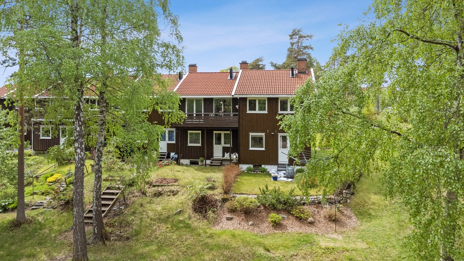 Boligen ligger i et etablert og barnevennlig område på Kringsjå med skogen som tumleplass. Galleribilde