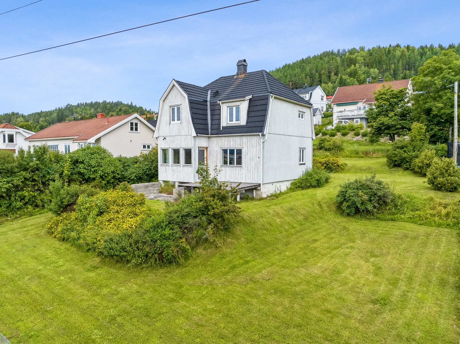 Eiendomsmegler Christine Sjødal ønsker deg velkommen til Døvikveien 8; En enebolig med flott beliggenhet i etablert, barnevennlig boligområde uten gjennomgangstrafikk. Galleribilde