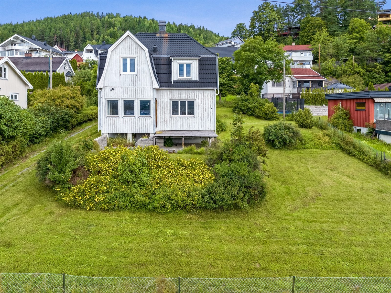 Tomten utgjør 1 083 m² og er opparbeidet med plen og beplantninger. Galleribilde