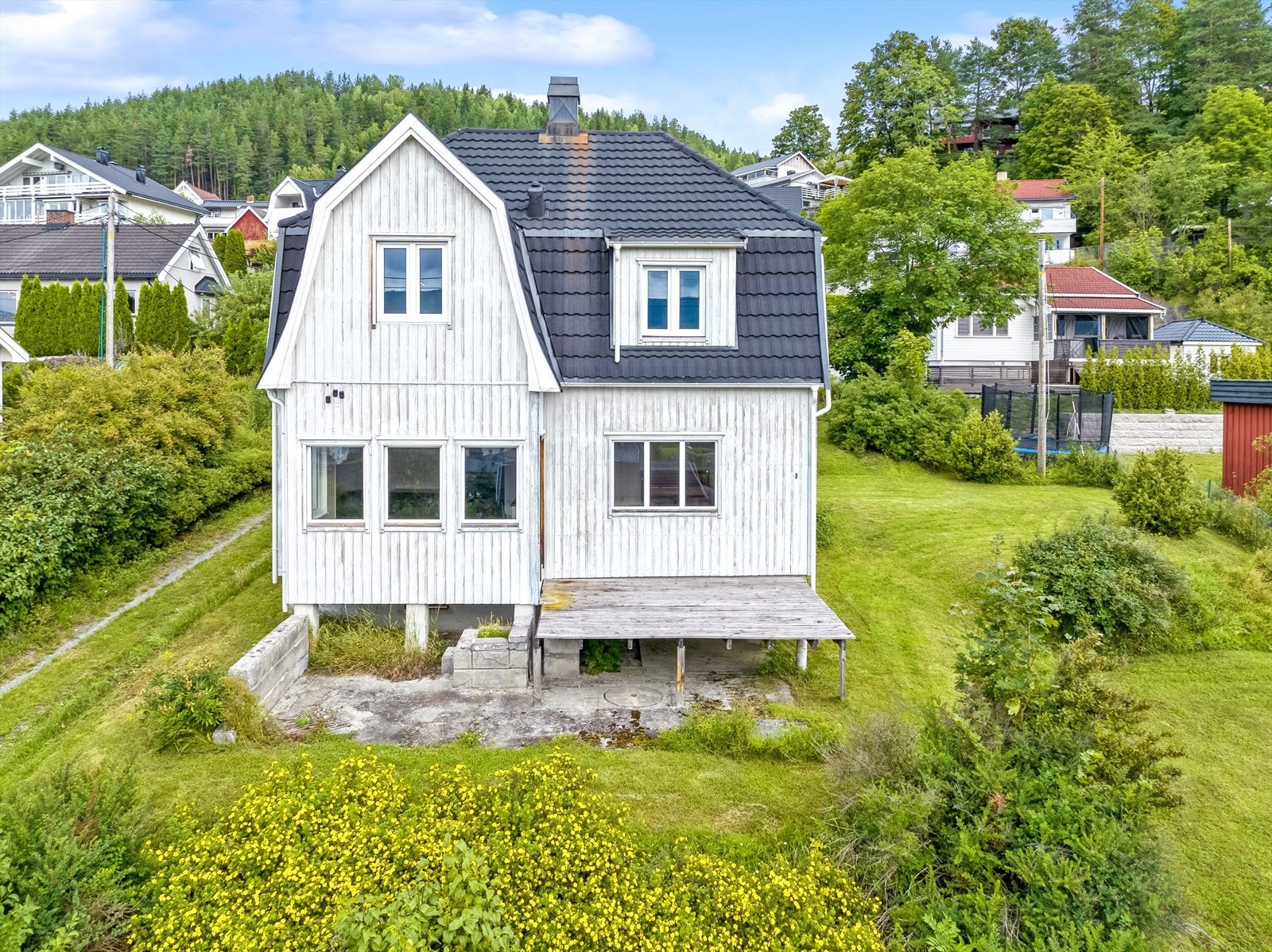 Meget solrik og luftig beliggenhet i rolig sidegate i et veletablert nabolag. Galleribilde