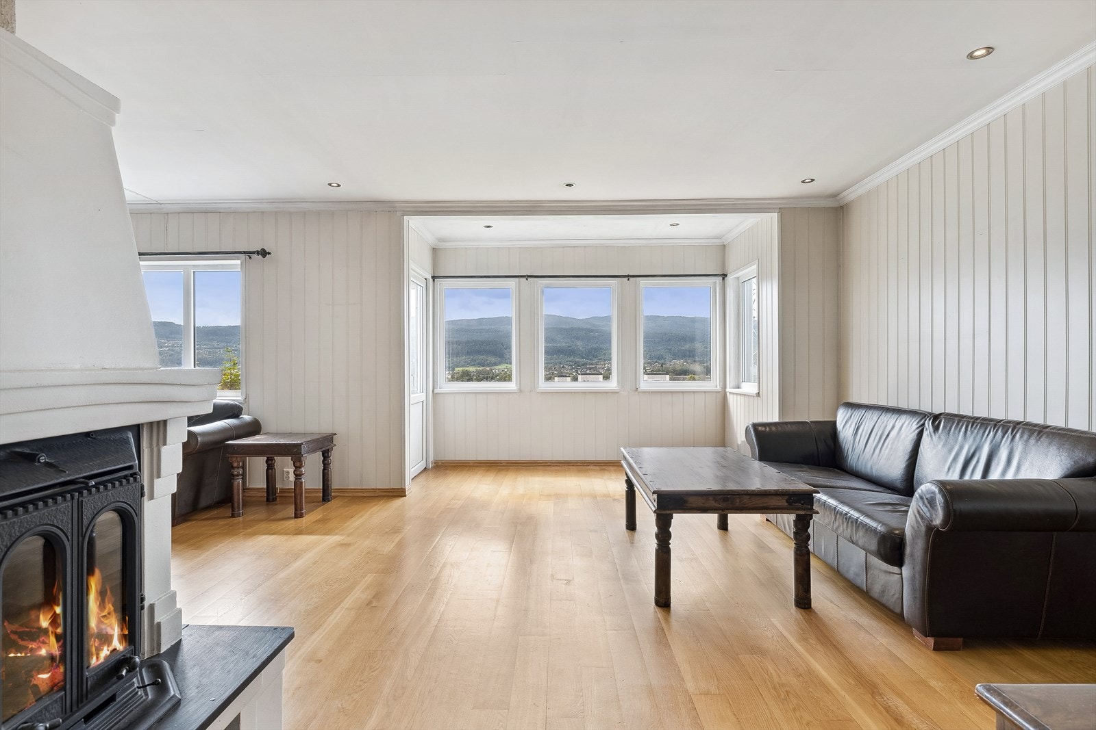 Stue med store vindusflater som gir god med dagslys. Pen utsikt! Galleribilde