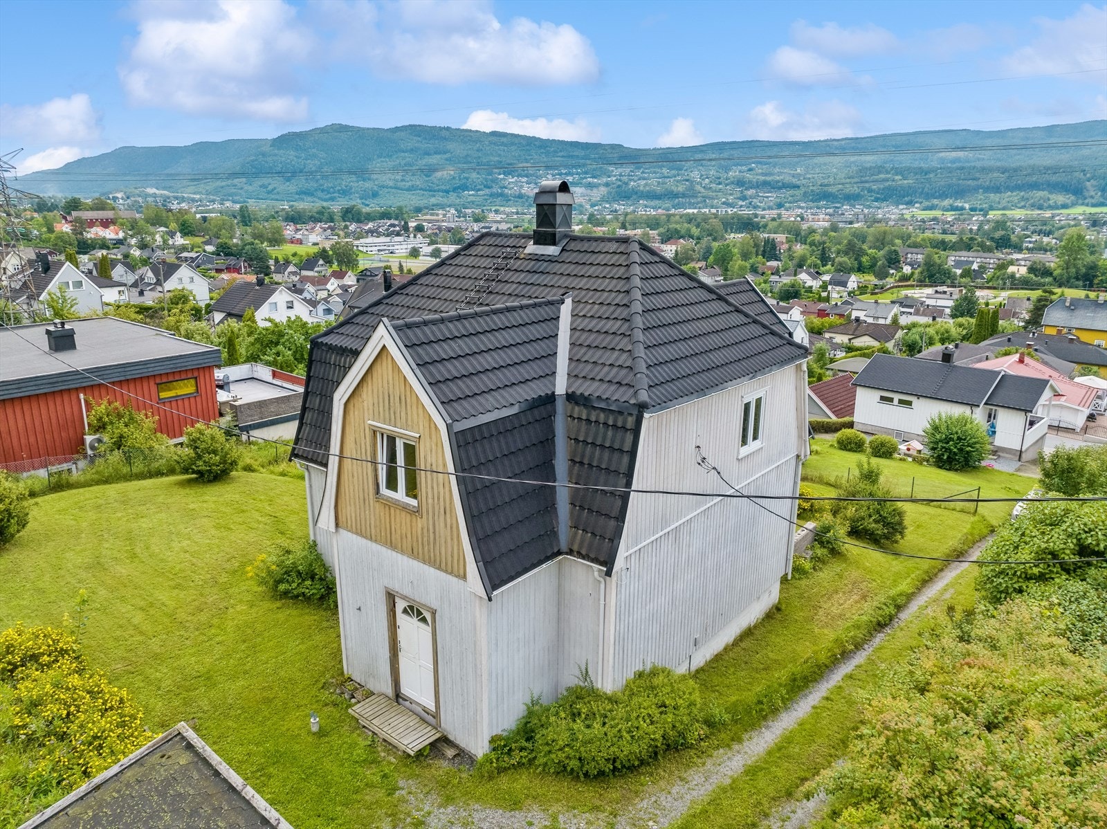 Eiendom med pen utsikt i et etablert og rolig boligområde. Galleribilde