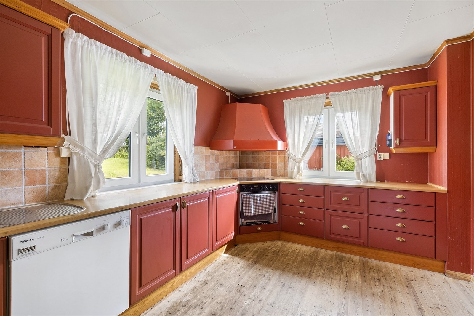 Kjøkkenet har godt med skap- og benkeplass. Galleribilde