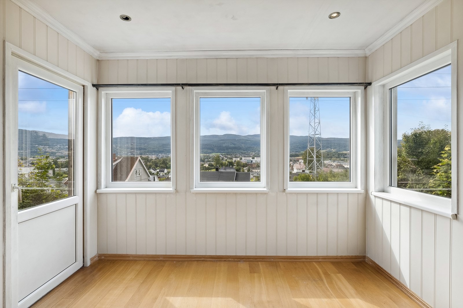 Fra stuen kan man nyte den pene utsikten utover det koselige boligområdet som omkranser eiendommen. Galleribilde