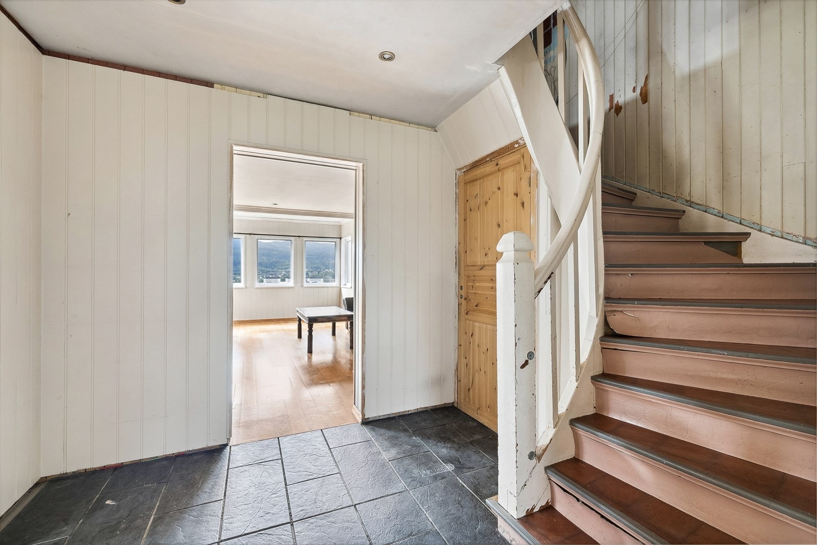 Entrè med trappeoppgang. Galleribilde