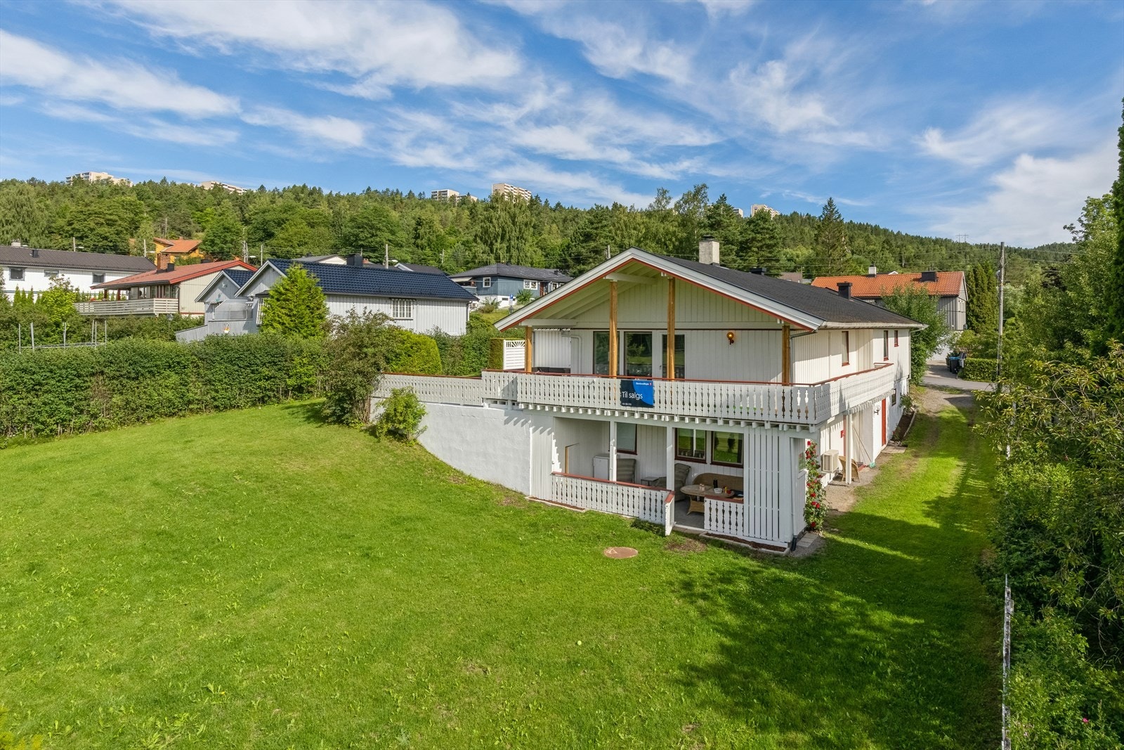 Flat og skrånende tomt i to nivåer Galleribilde